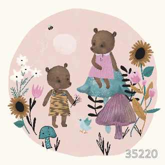 Игры медвежат на  лужайке